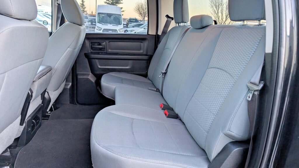 2015 Ram 1500 4WD Crew Cab 140.5″ ST