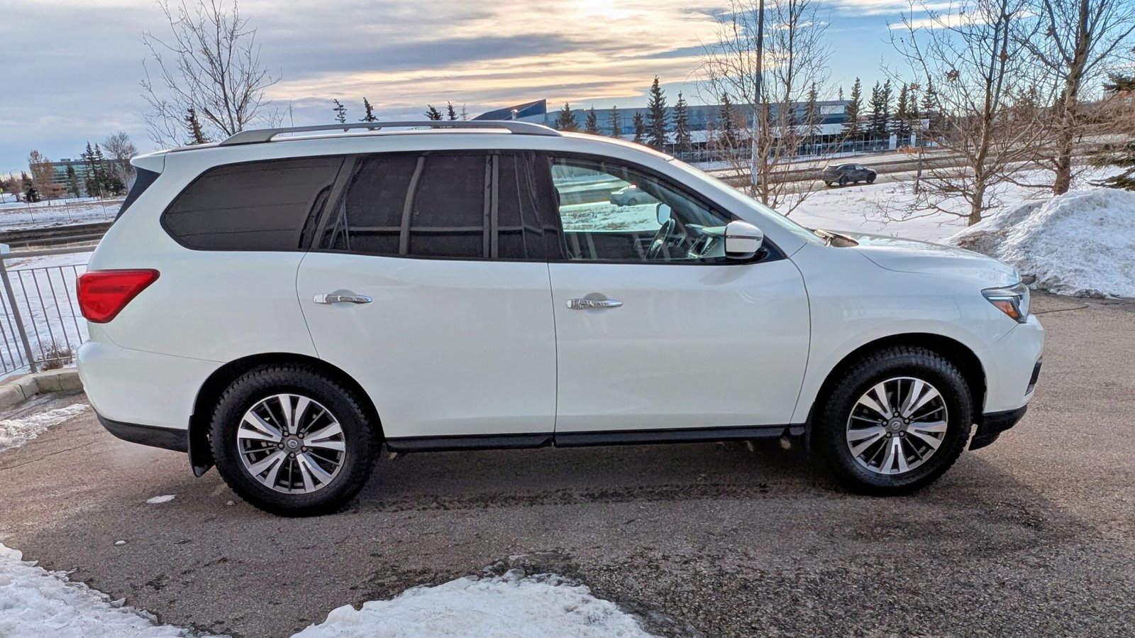2017 Nissan Pathfinder SV AWD 7 Passenger